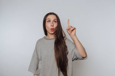 Uzun saçlı bir kadın, şaşırmış bir ifade.