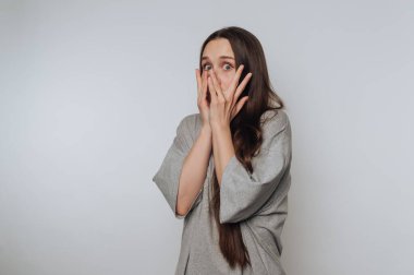 Gri gömlekli kadın şaşırmış görünüyor..