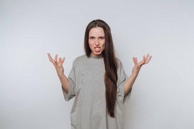 Öfkesini elleri havada ve ağzı açık ifade eden bir kadın.