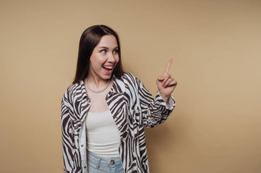 Yan tarafı gösteren zebra desenli tişörtlü, gülümseyen kadın.