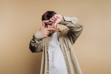 Bej arka planda elleri olan adam çerçevesi