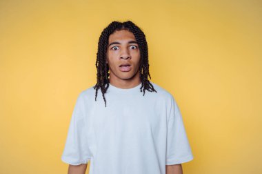 Sarı arka planda rastalı genç bir adam..