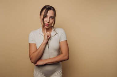 Bej arka planda düşünceli bir kadın..