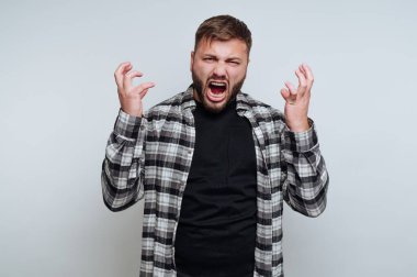 Genç adamın portresi beyaz arka plandaki yoğun duyguları kükreyerek ve vurgulayarak hayal kırıklığını tutkuyla ifade eder.