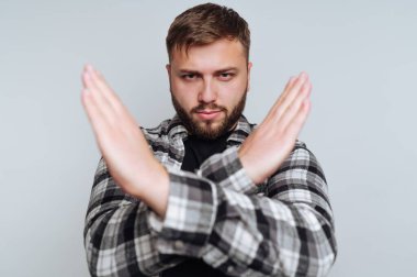 Genç adamın portresi, beyaz arka planda güçlü bir reddediş duruşu sergileyerek çapraz kollarla kavramı kesin bir şekilde reddediyor.