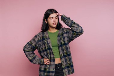 Genç bir kadının portresi sıkıntı içindeki alnına dokunur, hayal kırıklığını ya da pembe arka planda boğulmayı temsil eder.