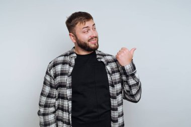 Dost canlısı genç bir adamın portresi beyaz arka planda pozitif enerji ve güven yayıyor.