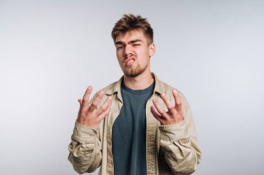 Elleri havada, kafası karışmış bir ifade takınan genç adam..