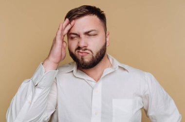 Beyaz tişörtlü, eli kafasında bir adam, hayal kırıklığını ifade ediyor..