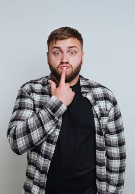 Ekose gömlekli adam karışık bir ifade yapıyor..