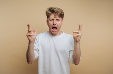 Beyaz gömlekli genç adam umutlarını dile getiriyor..