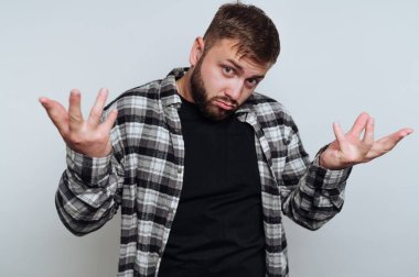 Sade bir geçmişi olan bir adam içeride duruyor. Kareli bir gömlek giyerken kafası karışmış bir şekilde ellerini kaldırıyor. Sahne belirsizlik ve kayıtsızlık gösteriyor..