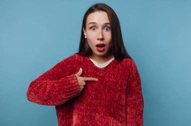 Kırmızı kazaklı kadın mavi arka planda kendini işaret ediyor..