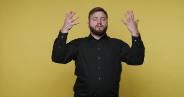 Parlak sarı arka planda iletişim kurmak için işaret dili kullanır. Odak noktası el hareketleri ve yüz ifadelerinin açıkça ifade edilmesi..