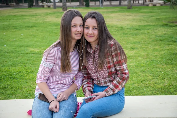 Duas meninas em passeio no parque — Fotografia de Stock