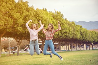 iki kız parkta eğlenin