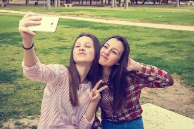 iki kız cep telefonu tarafından fotoğraflandı