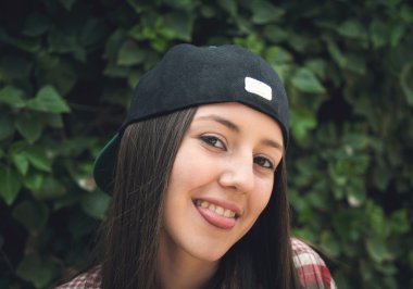 bir kap içinde güzel kız