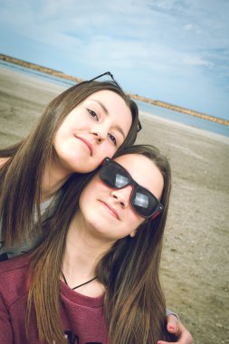 denizin kenarında iki kız