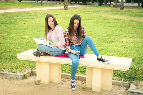 Две девушки в парке — стоковое фото