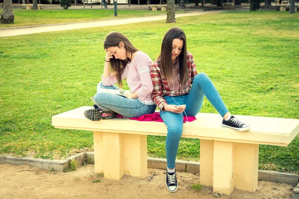 Duas meninas no parque — Fotografia de Stock