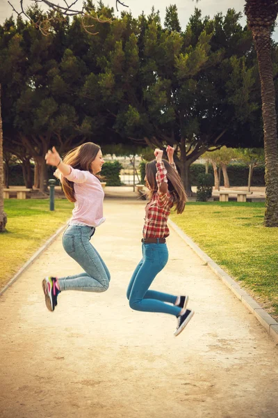 Duas meninas se divertir no parque — Fotografia de Stock