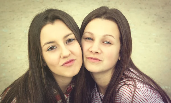 Two girls smiling — Stock Photo, Image