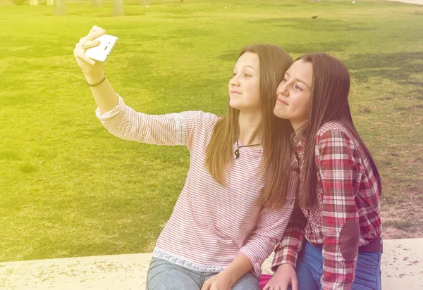 Две девушки с мобильником — стоковое фото