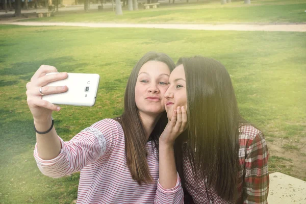 Zwei Mädchen werden mit dem Handy fotografiert — Stockfoto