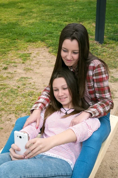 Dwie dziewczyny zabawy w parku — Zdjęcie stockowe