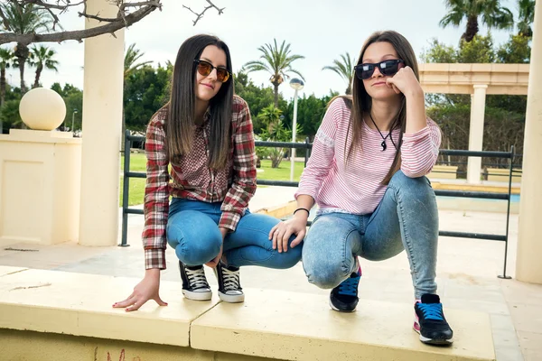 Due giovani ragazze nel parco — Foto Stock