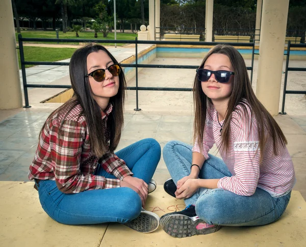 Due ragazze si divertono nel parco — Foto Stock