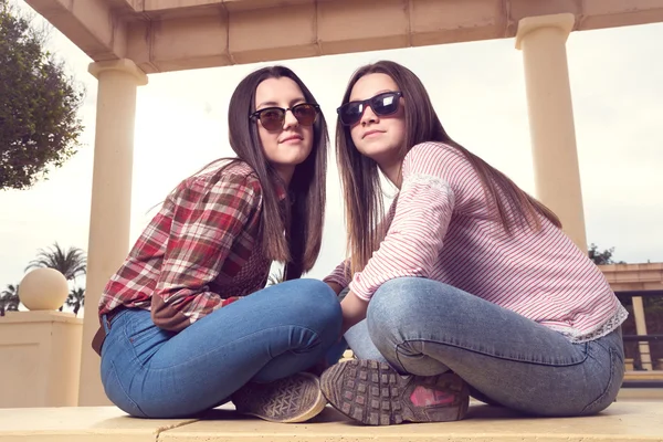 Duas meninas no parque — Fotografia de Stock