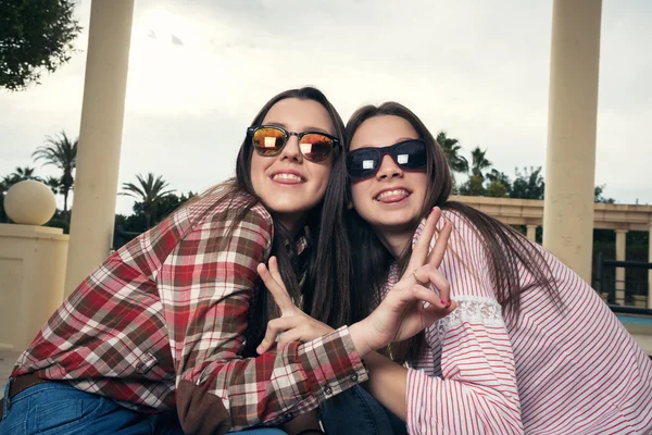 Två unga flickor i park — Stockfoto