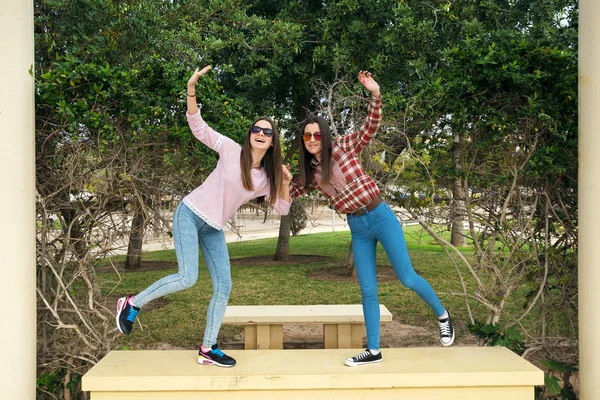 Две молодые девушки в парке — стоковое фото