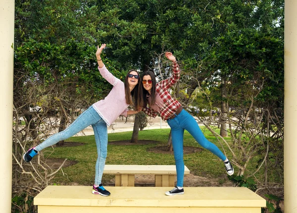 Twee jonge meisjes in park — Stockfoto