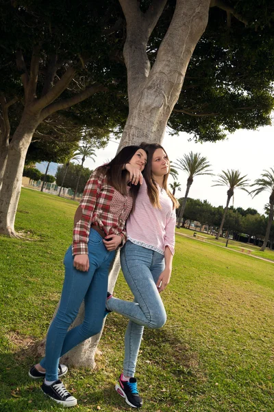 Две девушки в парке — стоковое фото