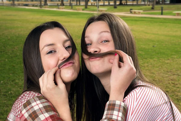 Two girls in the park — Stock Photo, Image