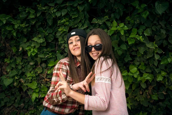 Ragazze alla moda nel parco — Foto Stock