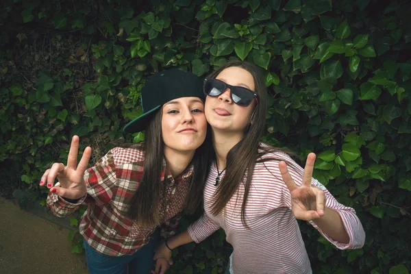 Meninas elegantes no parque — Fotografia de Stock