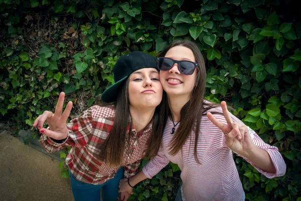 Meninas elegantes no parque — Fotografia de Stock