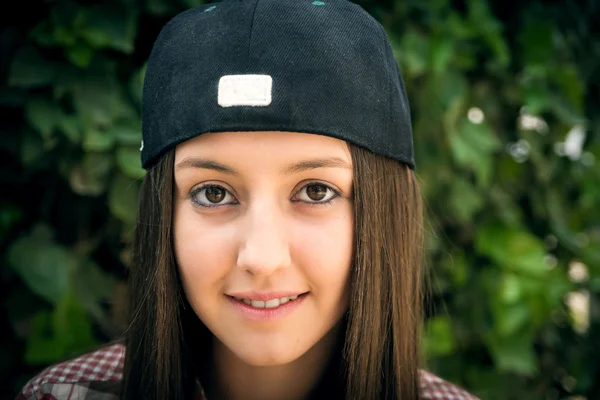 A bela menina em um gorro — Fotografia de Stock