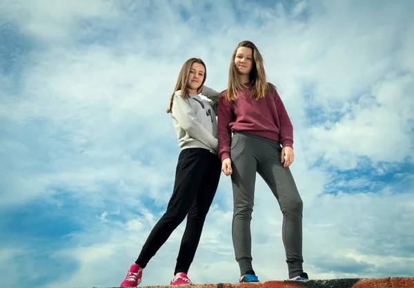 Duas meninas contra o céu — Fotografia de Stock