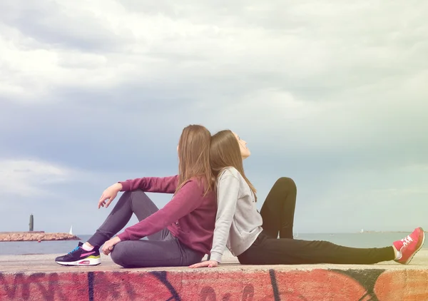 Due ragazze contro il cielo — Foto Stock