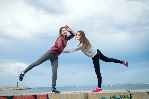 Duas meninas contra o céu — Fotografia de Stock