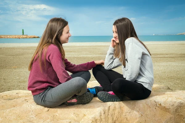 Två flickan talar — Stockfoto