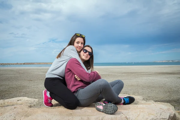 Дві дівчини біля моря — стокове фото