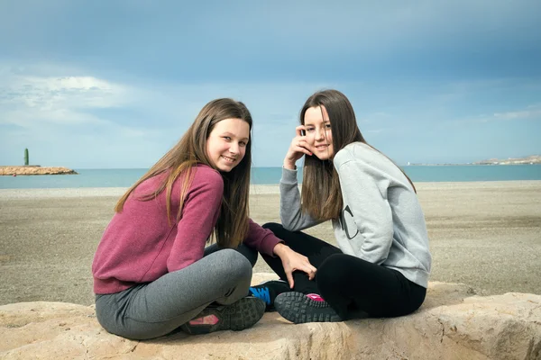 Zwei reden die Mädchen — Stockfoto