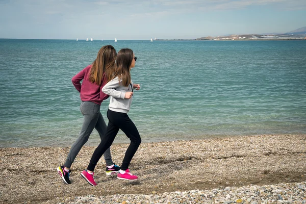 Two girls by the sea — Stock Photo, Image