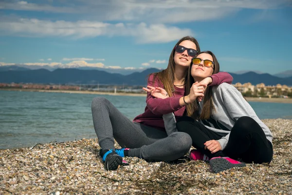 Duas meninas à beira-mar — Fotografia de Stock